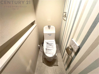温水洗浄便座付トイレは温水洗浄機能により、暖かい水でおしりを洗浄することができ、冷たい水を使う従来の便座に比べ、温水洗浄機能で暖かいトイレを提供し、快適な使用を可能にします。