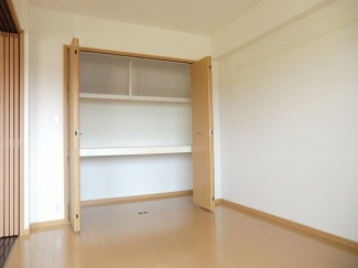 明るい色調の室内です