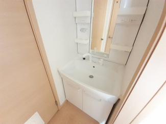 ゆったりとスペースのある洗面所