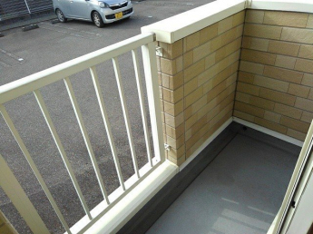 暖かな日差しのふりそそぐバルコニー