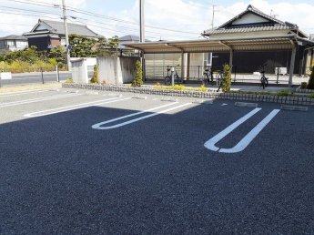 車をお持ちの方に嬉しい駐車場付きの物件です