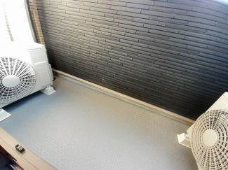 外からの目が気にならないバルコニーで洗濯物が干せます