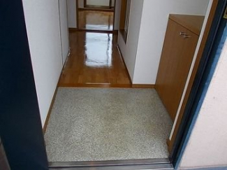 毎日通る玄関はこちらです