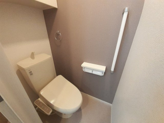 落ち着いた色調のトイレです