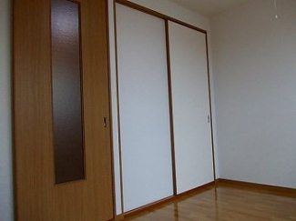 明るい色調の室内です
