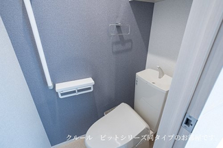 落ち着いた色調のトイレです
