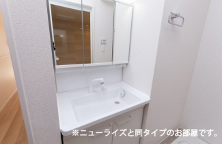 ゆったりとスペースのある洗面所