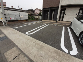 車をお持ちの方に嬉しい駐車場付きの物件です