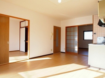 ゆったり過ごせる居間です