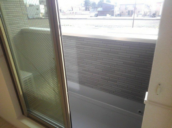 暖かな日差しのふりそそぐバルコニー