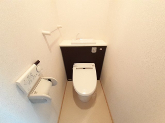 落ち着いた色調のトイレです