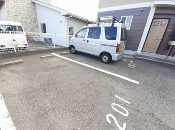 駐車場があるので、車を買う予定の方も安心です