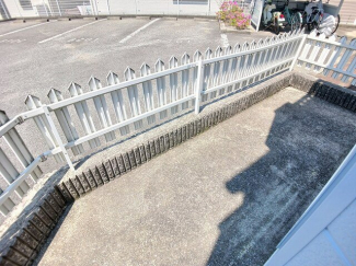 暖かな日差しのふりそそぐバルコニー
