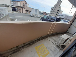 外からの目が気にならないバルコニーで洗濯物が干せます