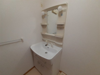 ゆったりとスペースのある洗面所