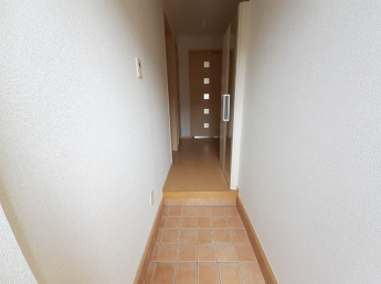 収納もある玄関です