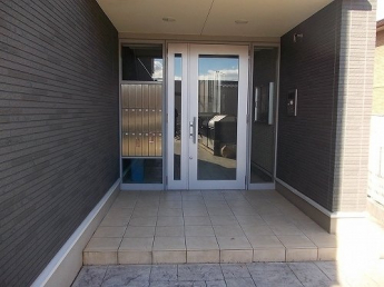 毎日通るエントランスはこのようになっています