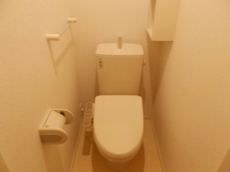 落ち着いた色調のトイレです