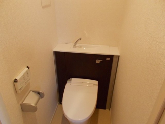 落ち着いた色調のトイレです