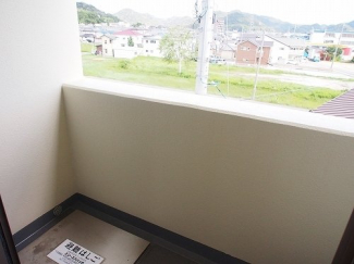 外からの目が気にならないバルコニーで洗濯物が干せます
