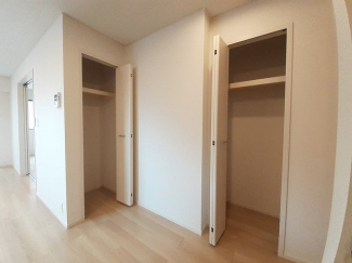 明るい色調の室内です