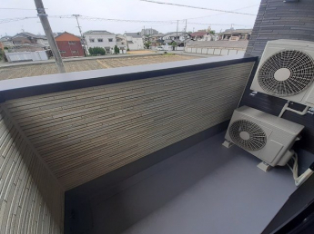 落ち着いた時間を過ごせるバルコニーです