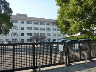 新居浜市立中萩小学校まで608m