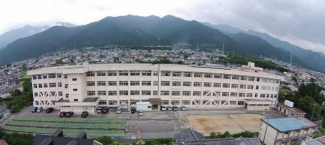 新居浜市立中萩中学校まで1083m