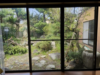 城下町にある日本家屋の家の画像