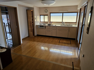 城下町にある日本家屋の家の画像