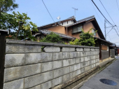 城下町にある日本家屋の家の画像