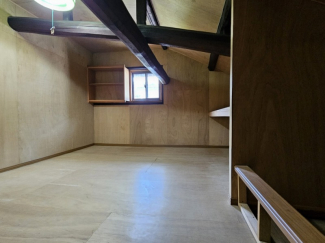 2階の板張りの部屋です