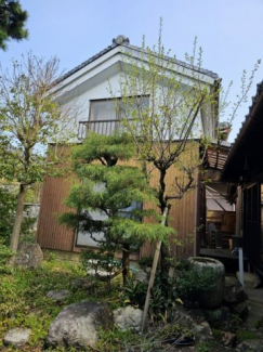 離れの小屋です