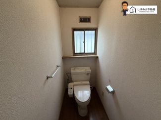 換気にも配慮した窓付きのトイレスペースとなっています。