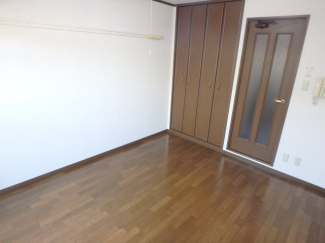 明るい色調の室内です