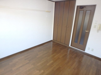 明るい色調の室内です
