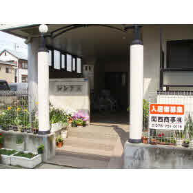 屋根付き駐輪場あり（原付まで大中バイク不可）