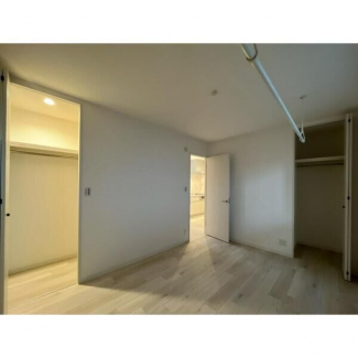 落ち着いて過ごせるお部屋なので、寝室にいかがでしょうか