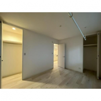落ち着いて過ごせるお部屋なので、寝室にいかがでしょうか