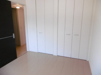 落ち着いた色調の洋室です