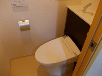 落ち着いた色調のトイレです