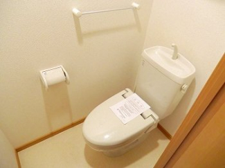 落ち着いた色調のトイレです