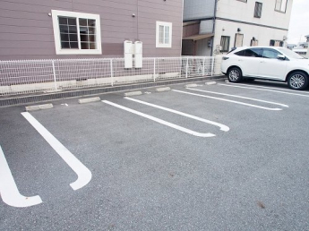 車をお持ちの方に嬉しい駐車場付きの物件です