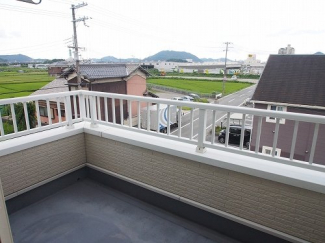 落ち着いた時間を過ごせるバルコニーです
