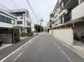 「リフォーム渡し物件」 ですので即ご入居頂けます♪
前面道路の幅が広く、歩道がありますので小さなお子様も安心です。
