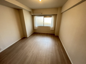 使い勝手のいい洋室です
