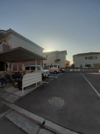 車をお持ちの方に嬉しい駐車場付きの物件です