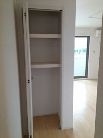 明るい色調の室内です