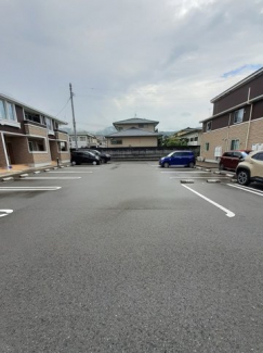 駐車場があるので、車を買う予定の方も安心です