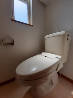 落ち着いた色調のトイレです